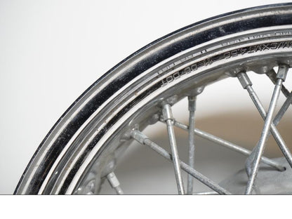 Snett nerifrån på Fälg från en Yamaha XVS 1100 -2001 motorcykel.