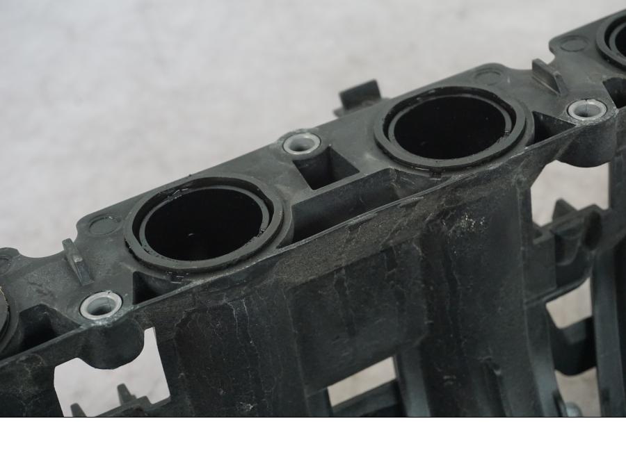 Snett uppifrån på Insug från en BMW K 1600 GTL -2015 motorcykel.