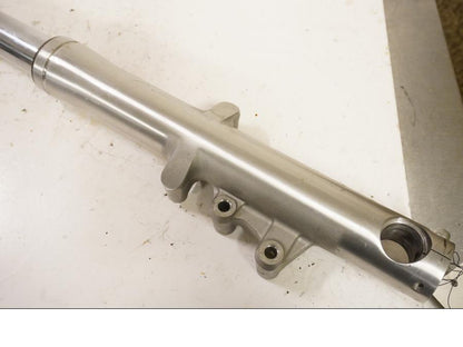 Vänster sida på Gaffelben från en Kawasaki VN 1700 Classic Tourer -2009 motorcykel.