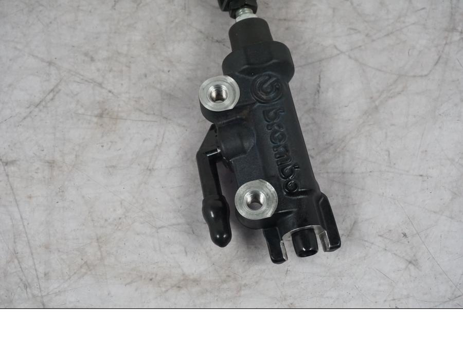 Baksidan på Bromshuvudcylinder från en Yamaha MT-09 -2024 motorcykel.