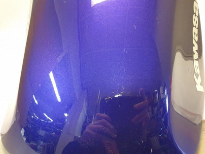 Snett nerifrån på Bensintank från en Kawasaki ZZR 600 -1998 motorcykel.