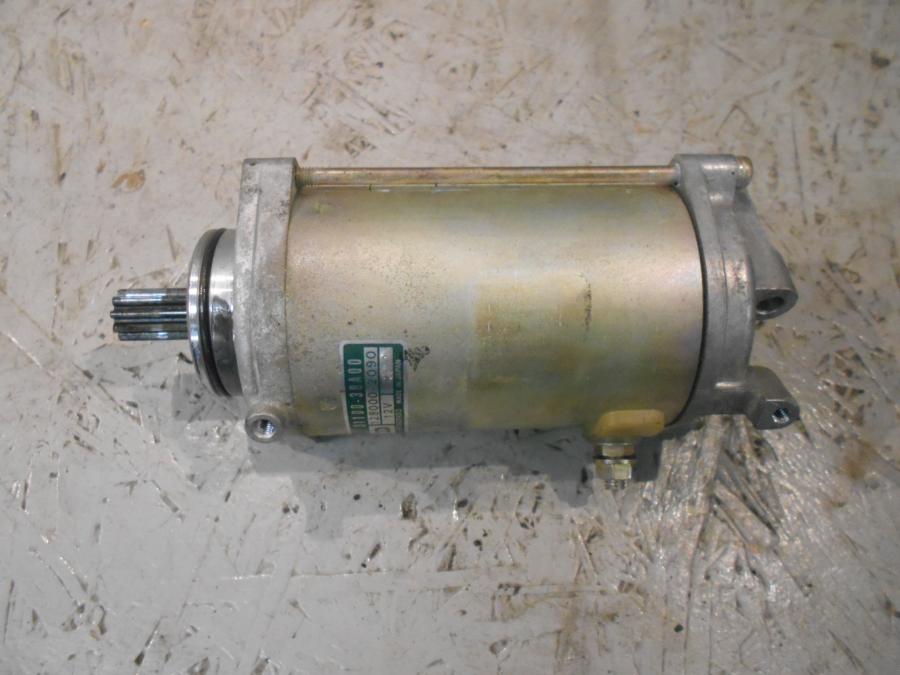 Framsidan på Startmotor från en Suzuki VS 750 Intruder -1986 motorcykel.