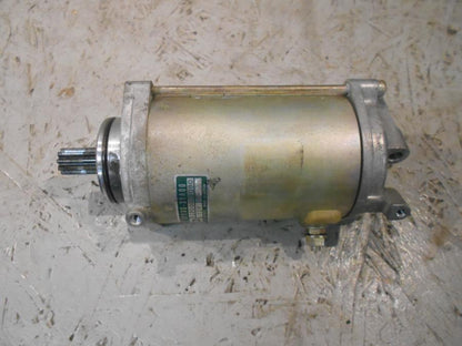 Framsidan på Startmotor från en Suzuki VS 750 Intruder -1986 motorcykel.