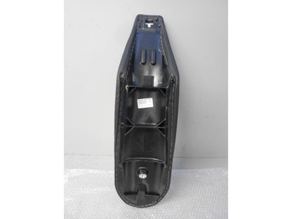 Vänster sida på Sadel från en KTM 125 EXC -2005 motorcykel.