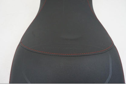 Snett uppifrån på Sadel från en Ducati Hyperstrada -2013 motorcykel.