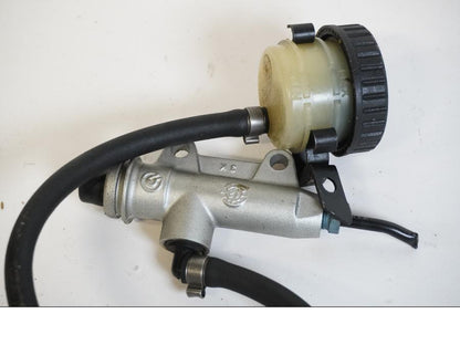 Baksidan på Bromshuvudcylinder från en BMW R 1200 GSA -2012 motorcykel.