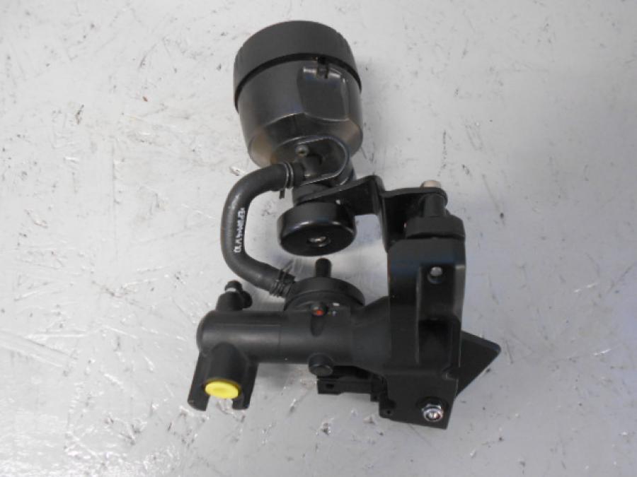 Baksidan på Bromshuvudcylinder från en BMW F 800 ST -2007 motorcykel.