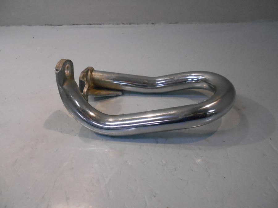 Framsidan på Fotpinnehälskydd från en Honda GL 1800 -2001 motorcykel.