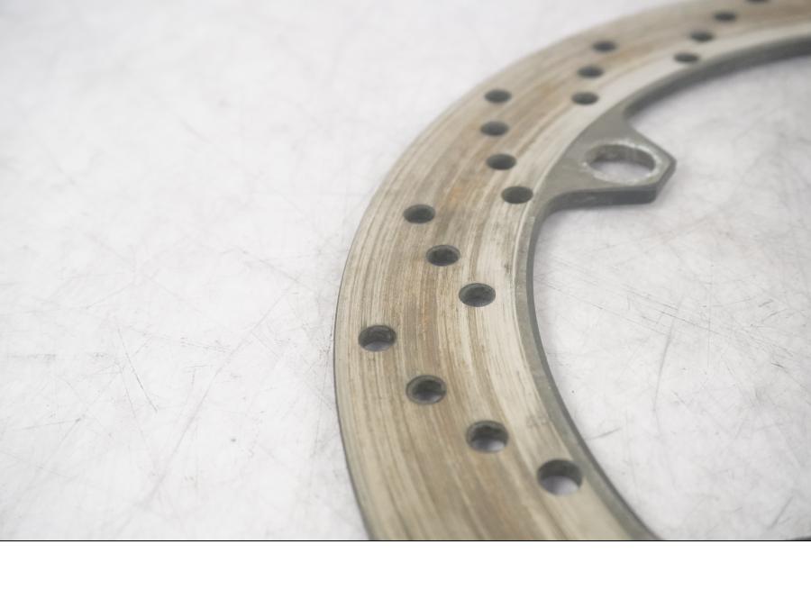 Baksidan på Bromsskiva från en BMW R 1100 S -1999 motorcykel.