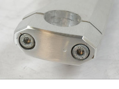 Snett uppifrån på Styrfäste från en Suzuki VZR 1800 -2009 motorcykel.