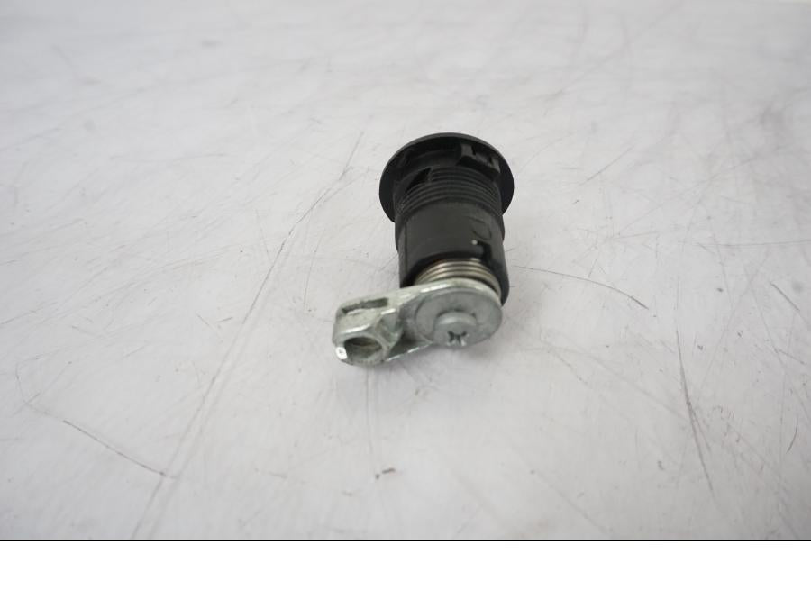 Vänster sida på Sadellåsmekanism från en KTM 1290 Super Duke R -2021 motorcykel.