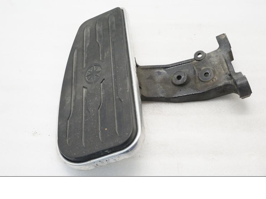 Framsidan på Fotplatta från en Yamaha XVZ 13TD -1999 motorcykel.