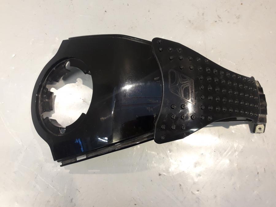 Framsidan på Bensintankskåpa från en BMW K 1200 S -2008 motorcykel.