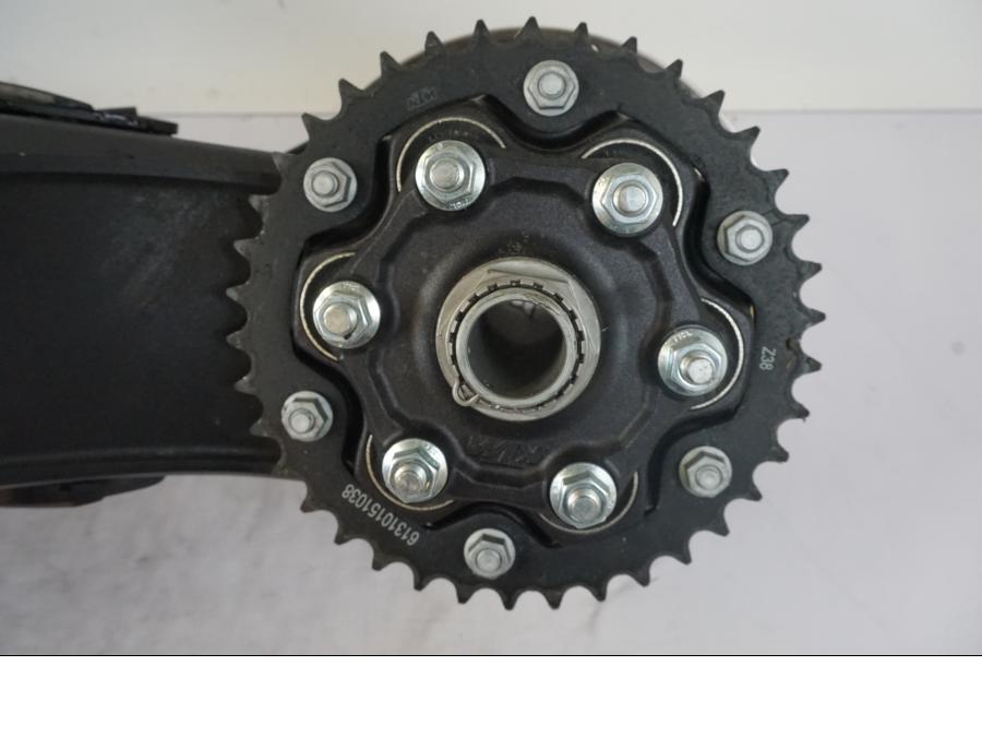 Vänster sida på Sving från en KTM 1290 Super Duke R -2023 motorcykel.