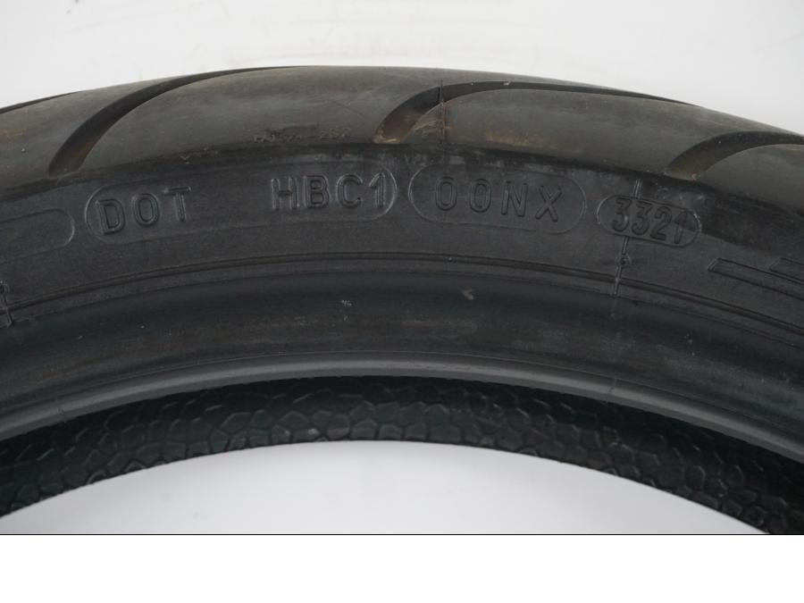 Snett uppifrån på <p>Begagnad däck av märket Michelin och modell Pilot Power 2CT.</p>

<p>Dimension 110/70ZR17 M/C (54W). </p>

<p>Mönsterdjup ca: 3,00mm.</p>

<p>Mönsterdjup yttre kant ca: 3,75mm.</p>

<p>Tillv: vecka 33 år 2021.</p> moped.