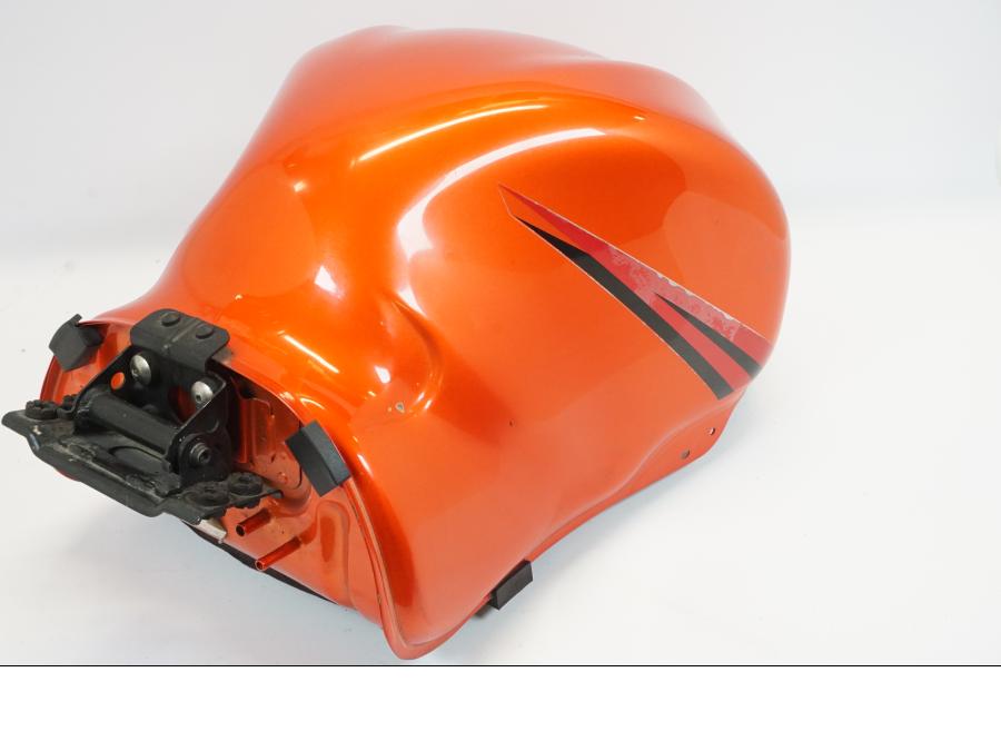 Höger sida på Bensintank från en Suzuki GSX 1300 R -2008 motorcykel.