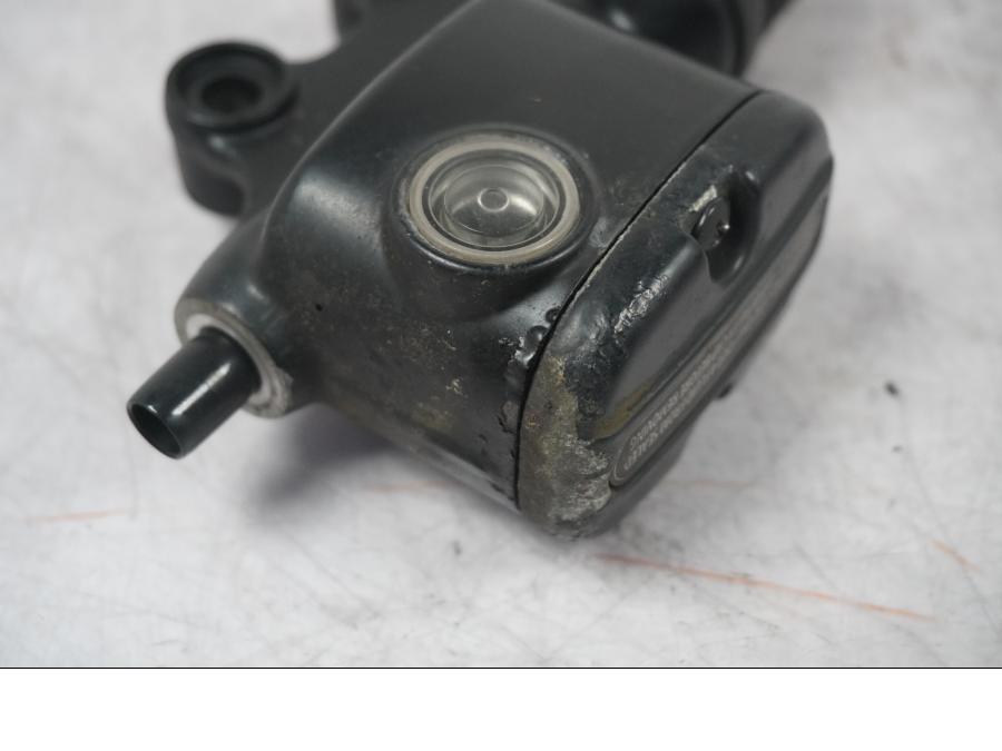 Baksidan på Bromshuvudcylinder från en H-D Touring Street Glide FLHX -2009 motorcykel.