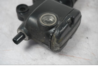 Baksidan på Bromshuvudcylinder från en H-D Touring Street Glide FLHX -2009 motorcykel.