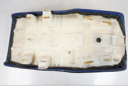 Snett nerifrån på Sadel från en Kawasaki KL 650A -1987 motorcykel.