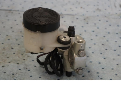 Snett uppifrån på Bromshuvudcylinder från en KTM 690 Duke -2008 motorcykel.