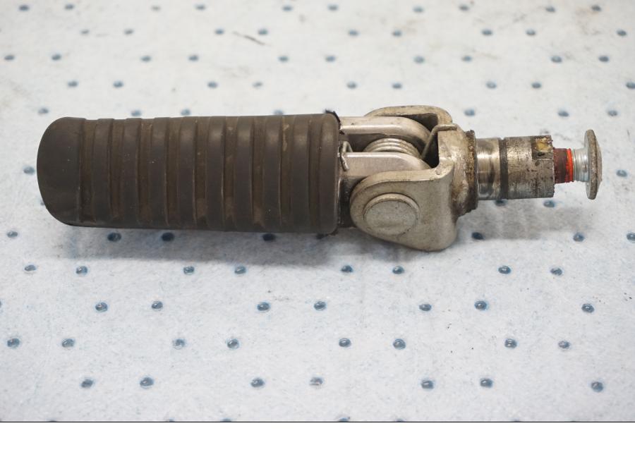 Framsidan på Fotpinne från en Kawasaki ZX-6R -2000 motorcykel.