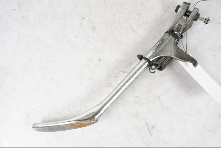 Framsidan på Sidostöd från en Honda VT 600 C -1998 motorcykel.