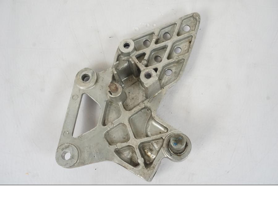 Höger sida på Fotpinnefäste från en Honda CBR 125 R -2006 motorcykel.