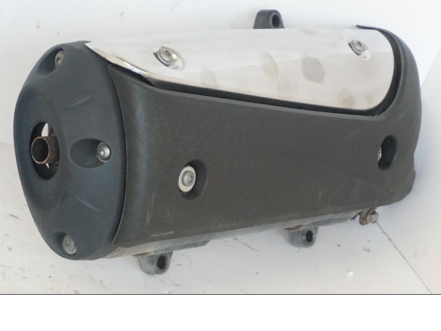 Framsidan på Ljuddämpare från en Honda SH 300 A -2011 scooter.