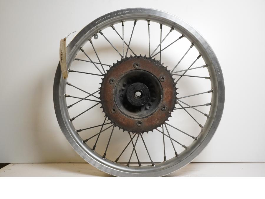 Framsidan på Fälg från en Honda XL 125 R -1998 motorcykel.