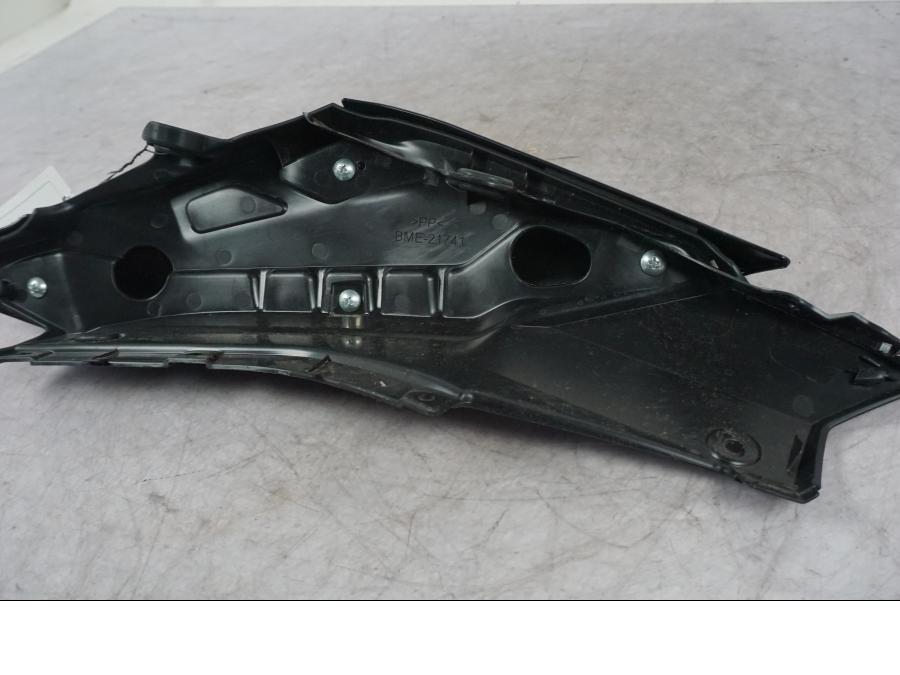 Snett uppifrån på Bakvinge från en Yamaha MT-09 -2024 motorcykel.