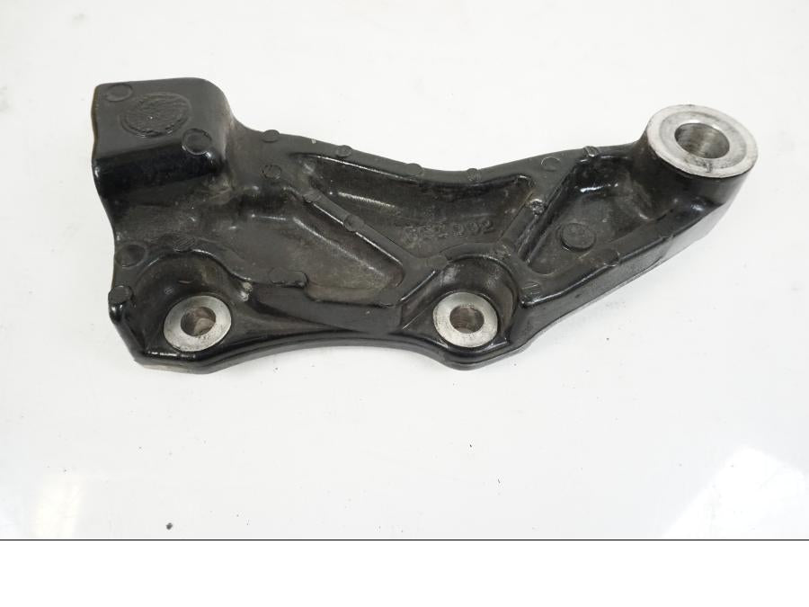 Baksidan på Bromsoksfäste från en Yamaha XVS 1100 -2004 motorcykel.