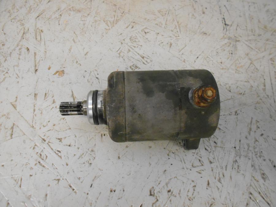 Framsidan på Startmotor från en Honda CBR 125 R -2006 motorcykel.