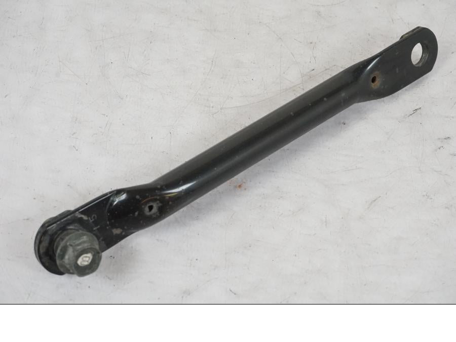 Framsidan på Bromslänkage från en Suzuki VL 800 -2002 motorcykel.