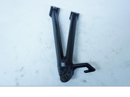 Framsidan på Fotpinnefäste från en Suzuki GSX-R 750 -2009 motorcykel.