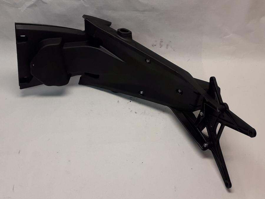 Baksidan på Skylthållare från en Ducati Monster 796 -2013 motorcykel.