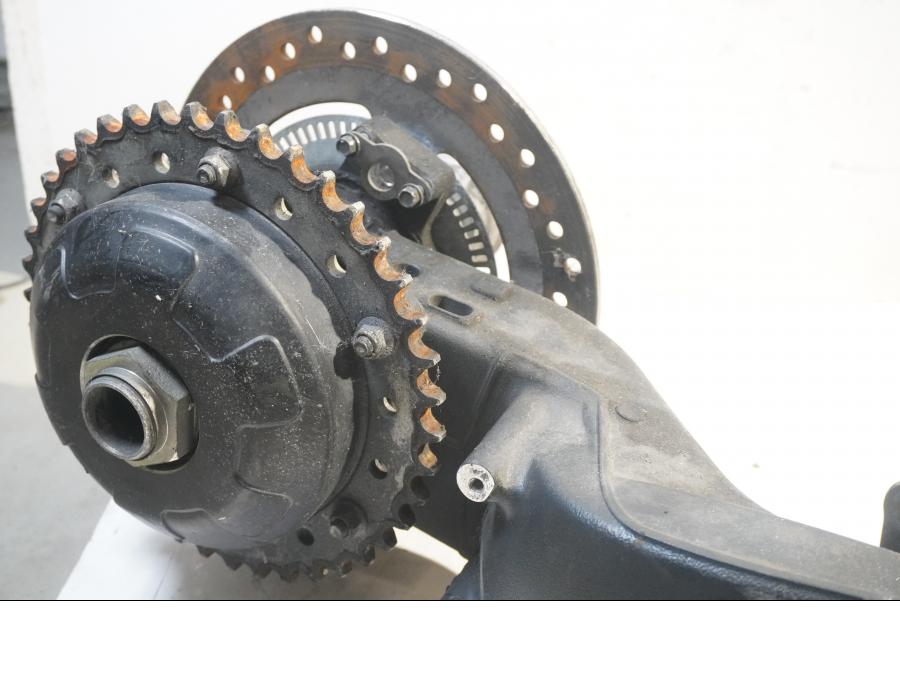 Höger sida på Sving från en Triumph Sprint ST -2007 motorcykel.