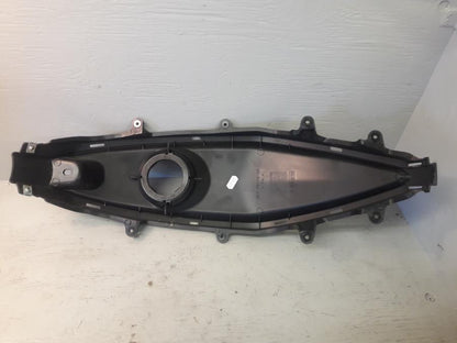 Baksidan på Bensintankskåpa från en Yamaha MT 125 -2017 motorcykel.