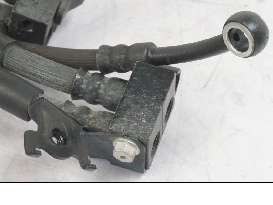 Vänster sida på Bromsledning från en Yamaha MT-09 -2016 motorcykel.