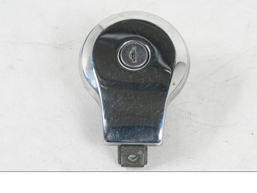 Vänster sida på <p>Låssats från Yamaha XV 750 1993.</p>

<p>1st 1st nyckel, tändningslås, tanklock, tändningslås och</p>

<p>förvaringsfacklås Repor finns på tändningslåset se bild.</p> motorcykel.