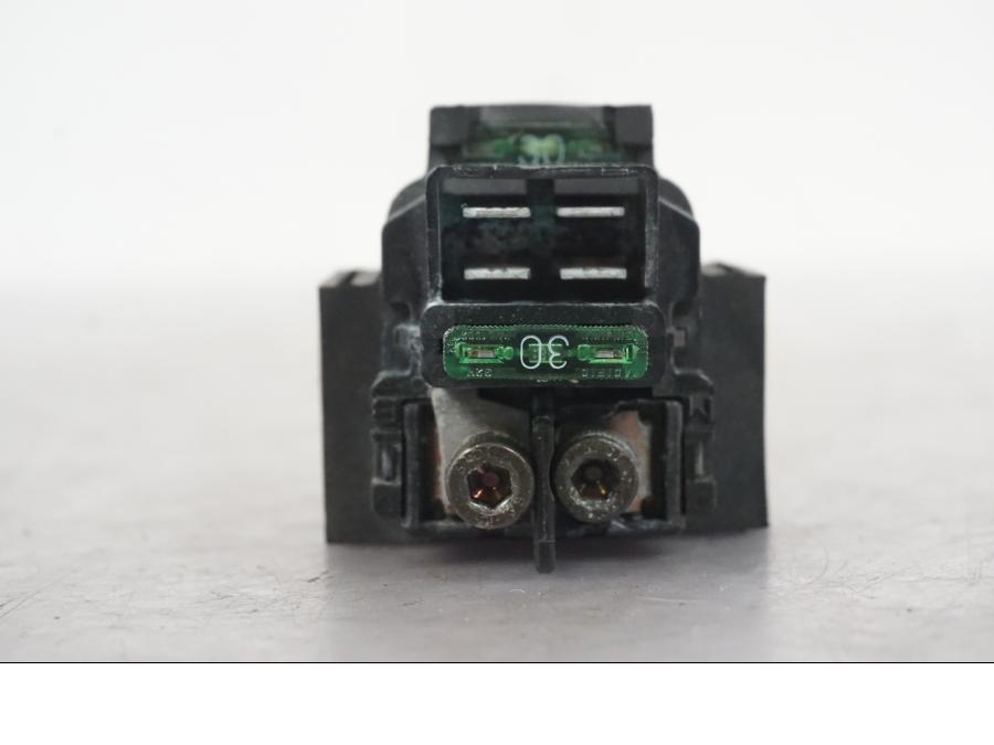 Baksidan på Startrelä från en Kawasaki ZX-6R -2006 motorcykel.