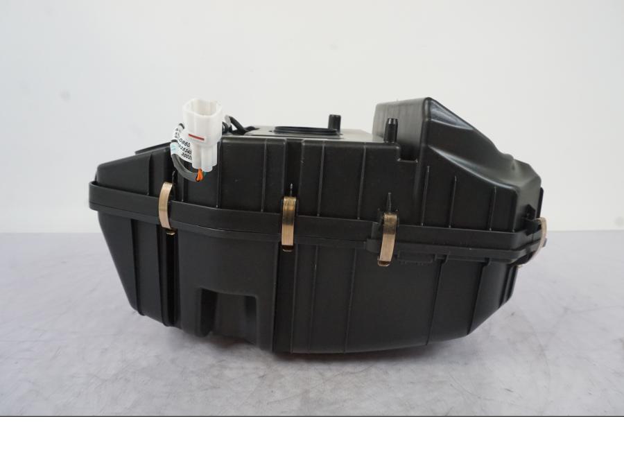 Vänster sida på Luftburk från en KTM 1290 Super Duke R -2023 motorcykel.