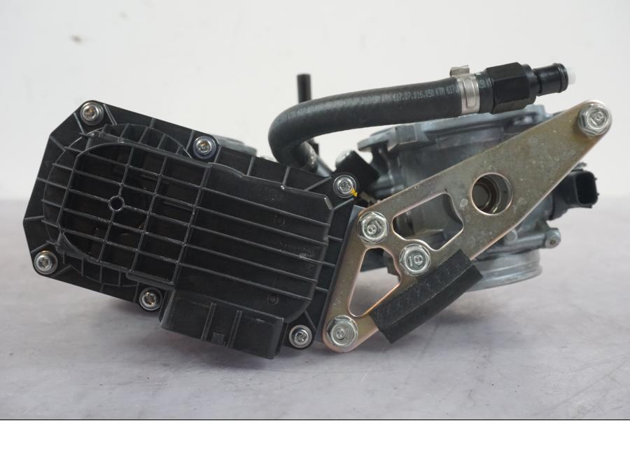 Snett nerifrån på Spjällhus från en KTM 1290 Super Duke R -2022 motorcykel.