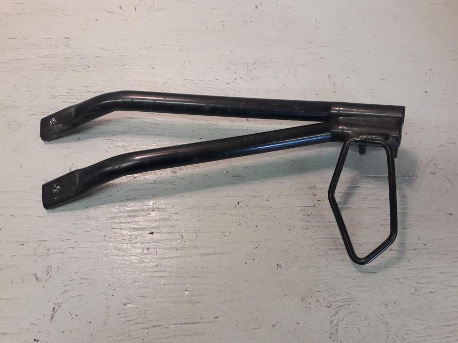 Baksidan på Fotpinnefäste från en Aprilia RS 125 -2017 motorcykel.