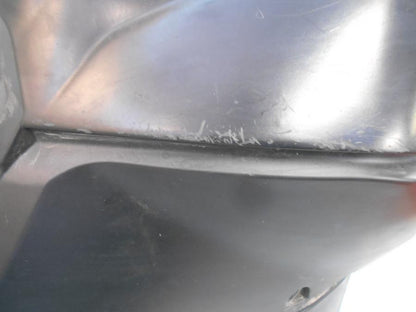 Snett nerifrån på Bensintank från en KTM 690 SM -2007 motorcykel.