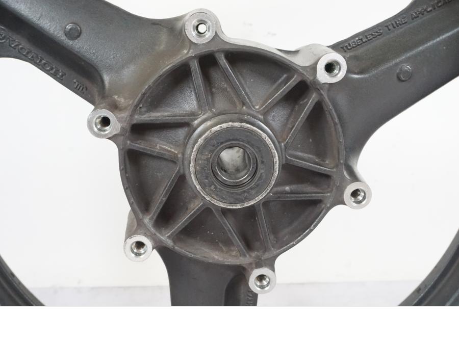 Baksidan på Fälg från en Honda CBR 1000 F -1999 motorcykel.