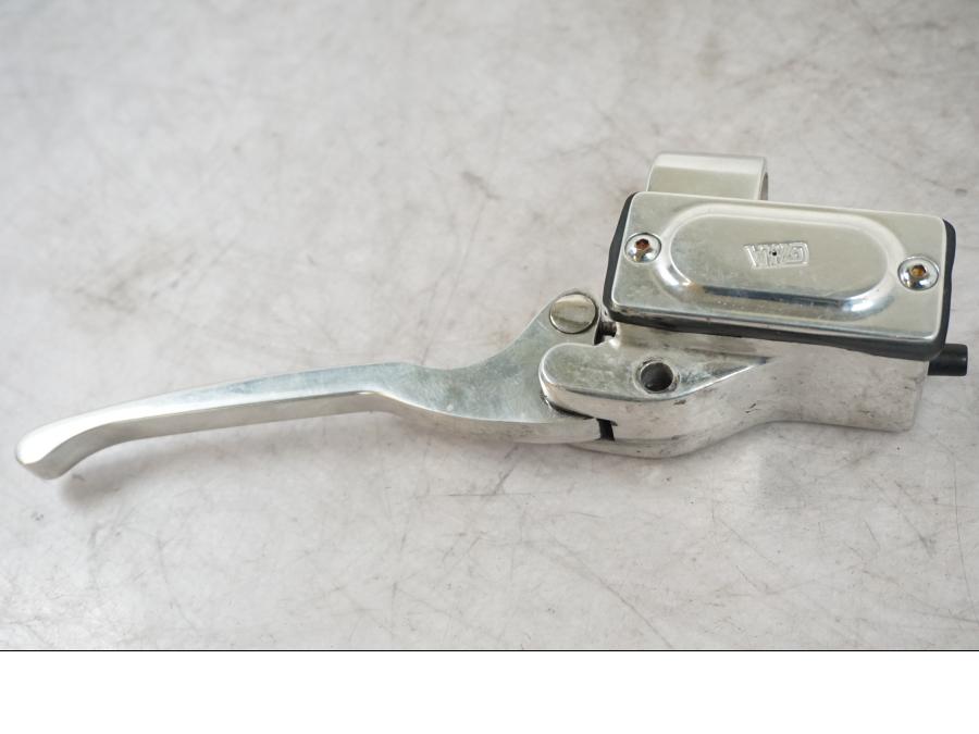 Framsidan på Bromshuvudcylinder från en Kawasaki VN 1500 -1996 motorcykel.