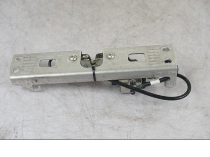 Framsidan på Sadellåsmekanism från en KTM 1290 Super Adventure S -2022 motorcykel.