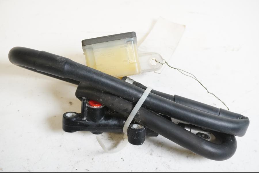 Framsidan på Bromshuvudcylinder från en Yamaha MT-01 -2005 motorcykel.