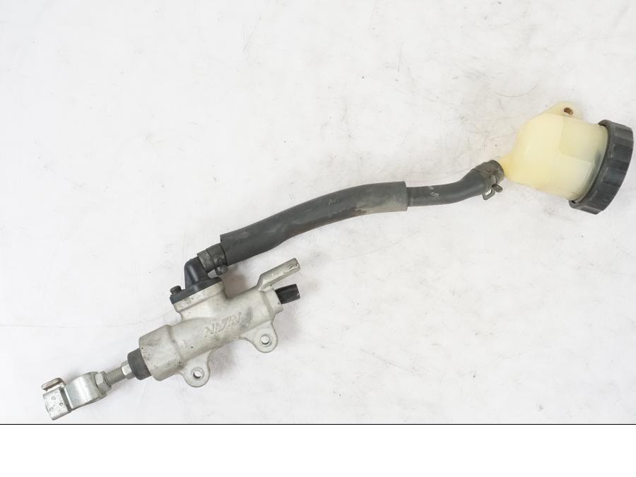 Framsidan på Bromshuvudcylinder från en Honda NT 650 V -2002 motorcykel.