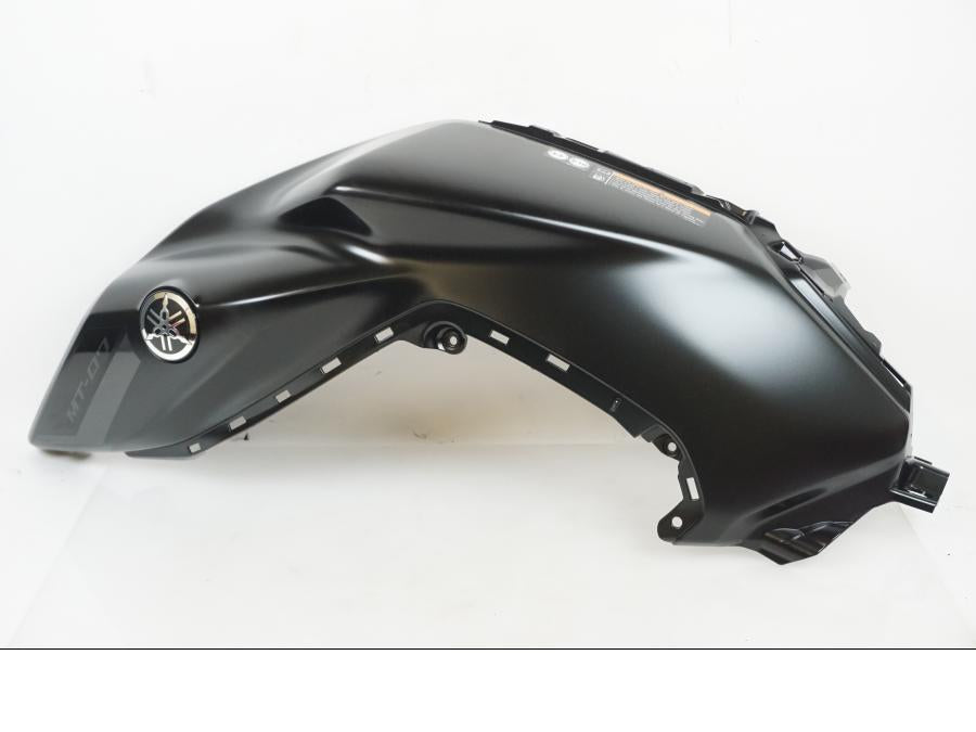 Framsidan på Tankkåpa från en Yamaha MT-07 -2024 motorcykel.